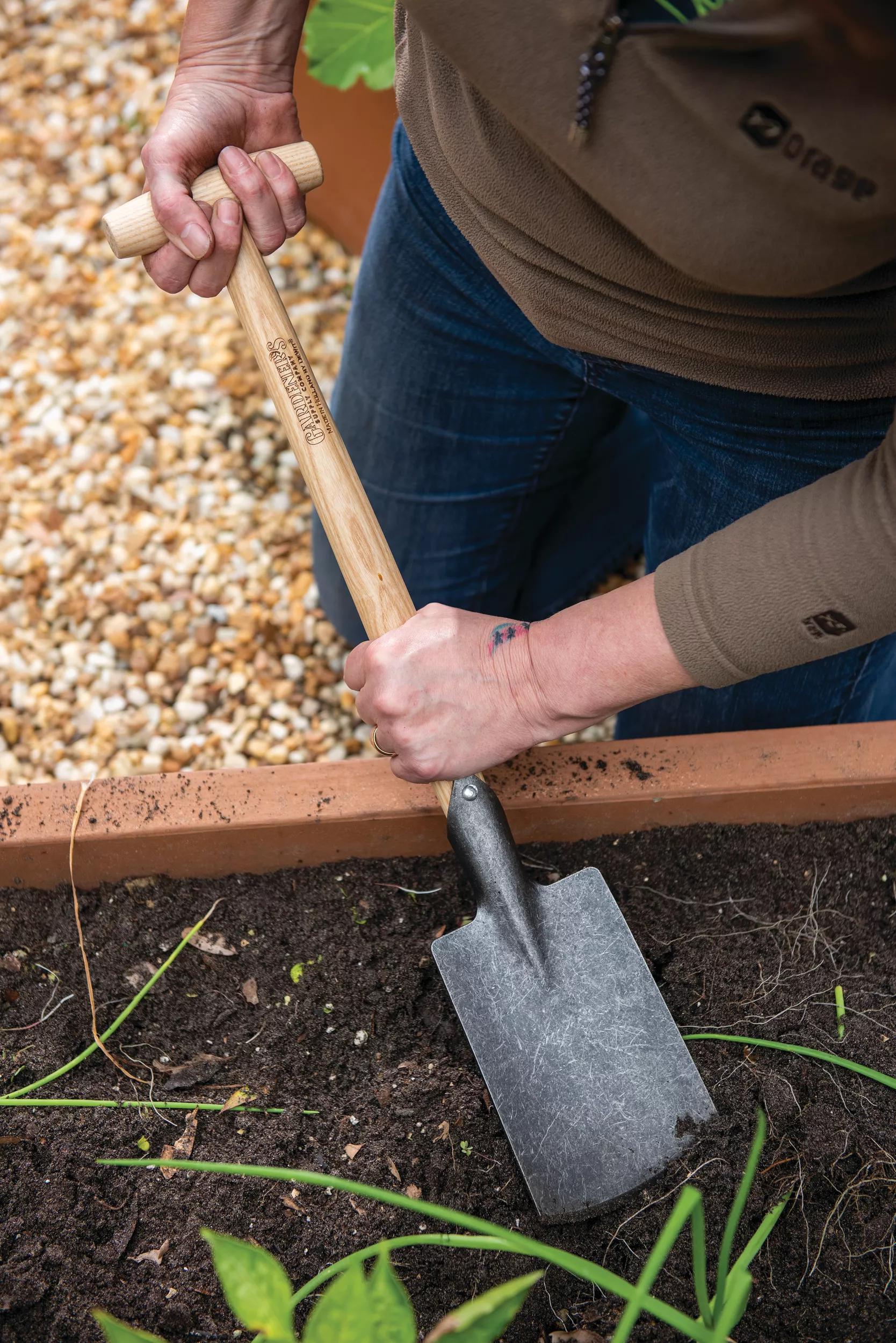 Gardener's Lifetime Perennial Spade with Short T-Handle